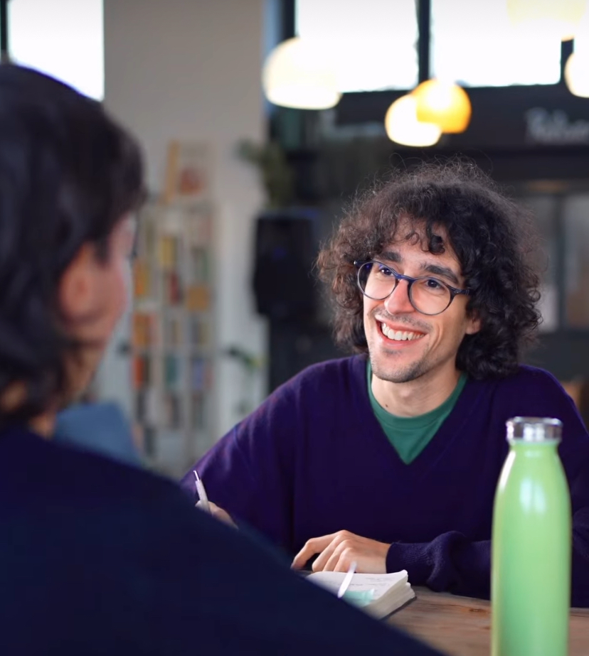 Luca parla con una ragazza